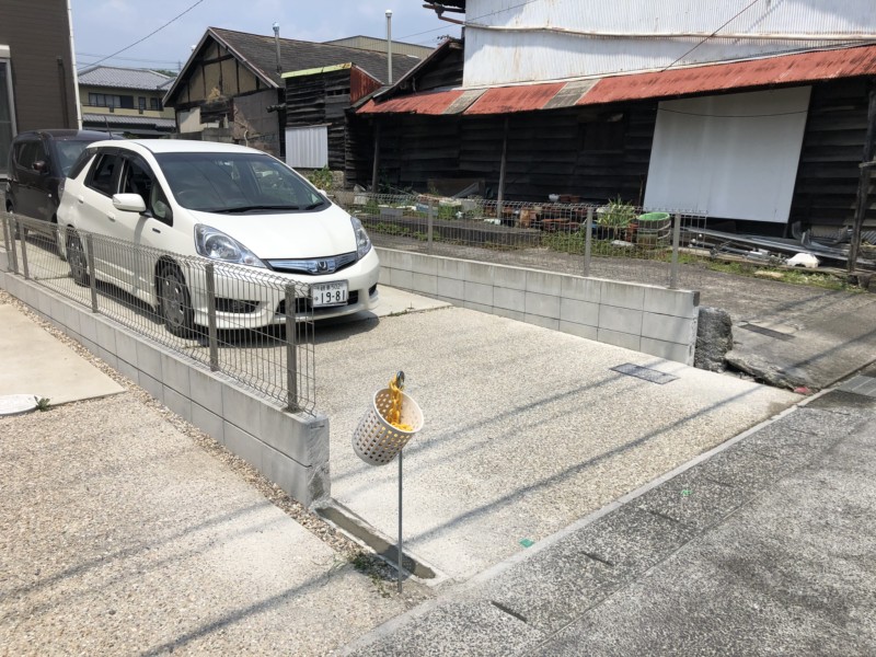 ブロックとフェンスが邪魔で、駐車場の出し入れがしにくい