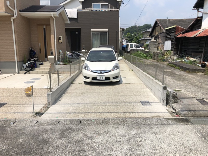 ブロックとフェンスが邪魔で、駐車場の出し入れがしにくい