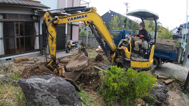 庭を解体して駐車場に広げる