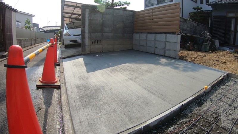 庭を解体して駐車場に広げる