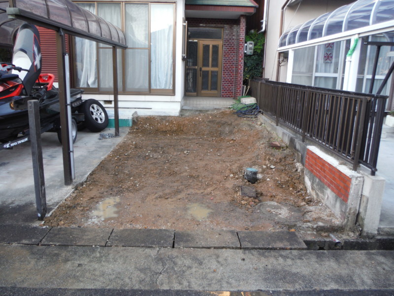 玄関前を解体して駐車場に広げるリフォーム工事