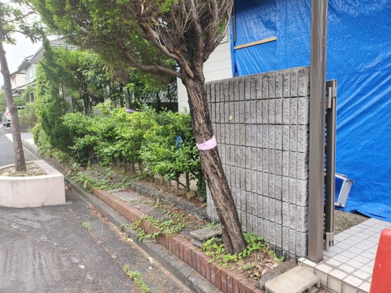 玄関前を解体して駐車場を広げるリフォーム工事