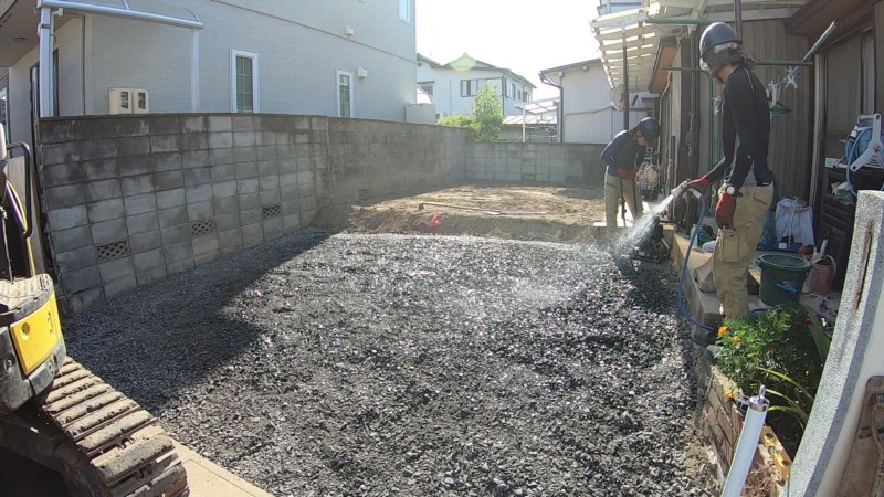 庭を解体して駐車場に砂利を敷く