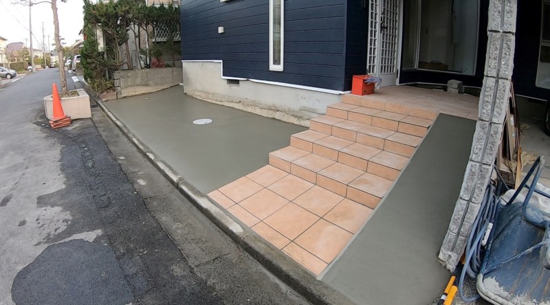 【愛知県小牧市】玄関前に階段をつくって駐車場に広げる【動画あり】