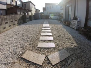 【愛知県春日井市】お庭を解体して防草シートと砂利敷きで雑草対策