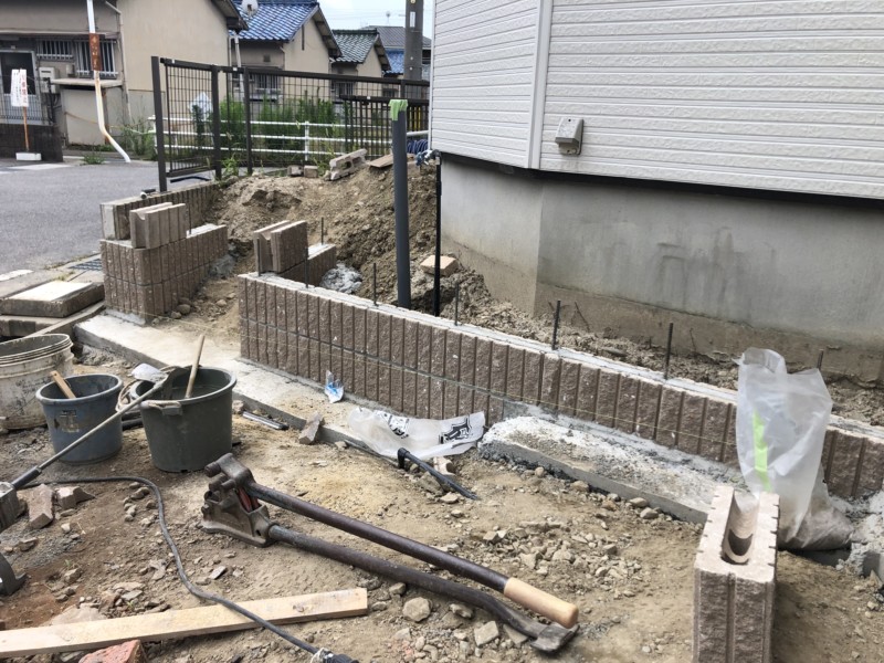 岐阜県可児市の駐車場の拡張工事【お庭を解体して土留めブロック設置】