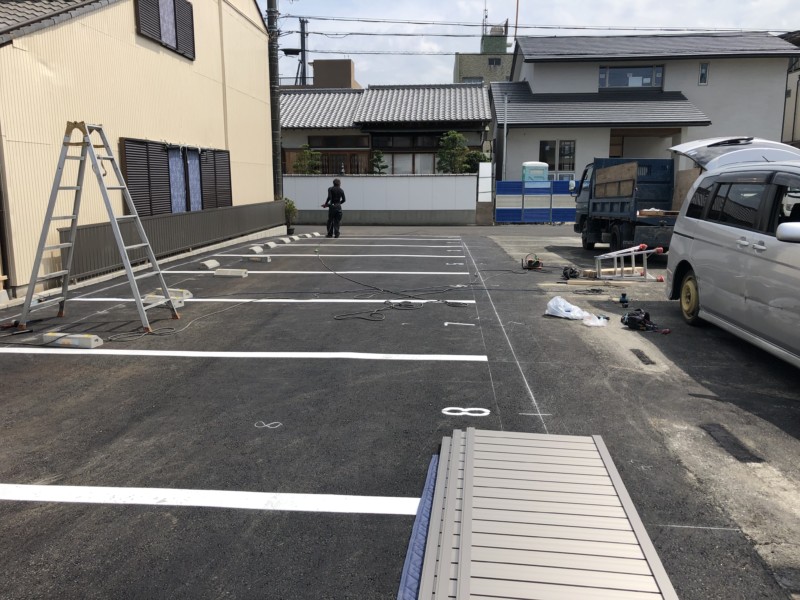 岐阜県美濃加茂市の隣地境界ブロックと駐車場のアスファルト舗装