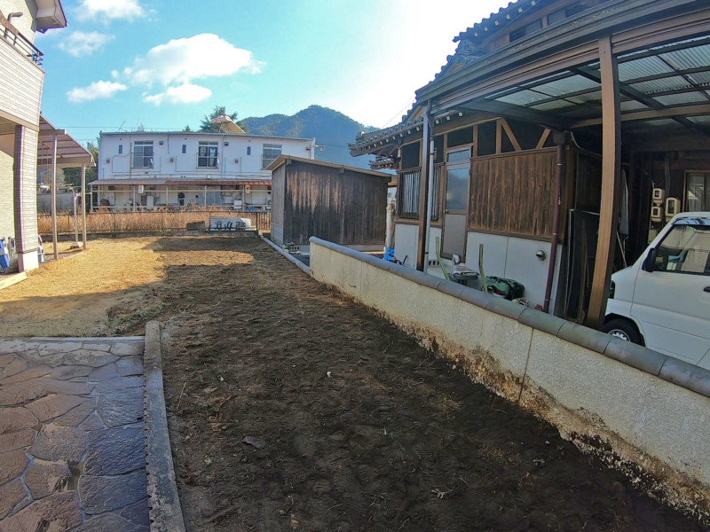 【岐阜県関市】クレーンを使って庭石と庭木を撤去処分して更地にする