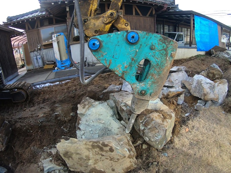 【岐阜県関市】クレーンを使って庭石と庭木を撤去処分して更地にする