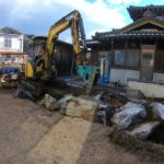【岐阜県関市】クレーンを使って庭石と庭木を撤去処分して更地にする