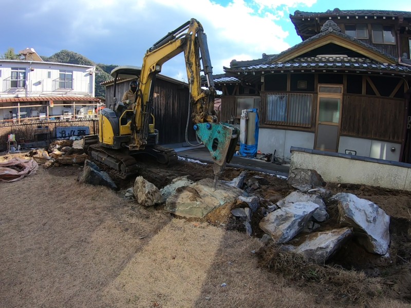 【岐阜県関市】クレーンを使って庭石と庭木を撤去処分して更地にする