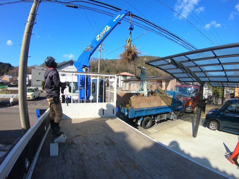 【岐阜県関市】クレーンを使って庭石と庭木を撤去処分して更地にする