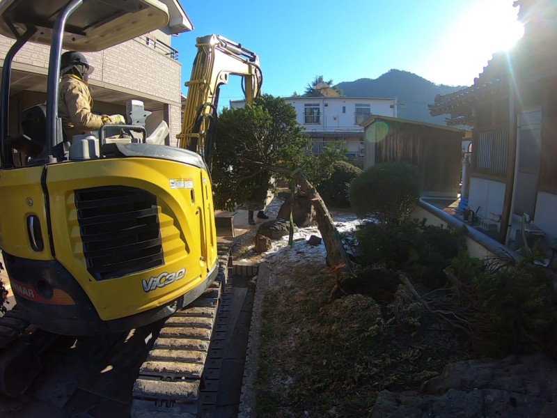 【岐阜県関市】クレーンを使って庭石と庭木を撤去処分して更地にする