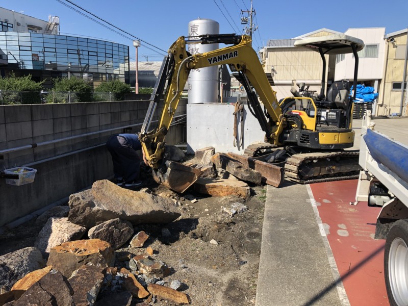 【岐阜県美濃加茂市】大きな庭石を重機で撤去処分する費用事例