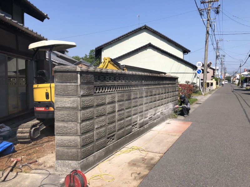 傾いたブロック塀を撤去する