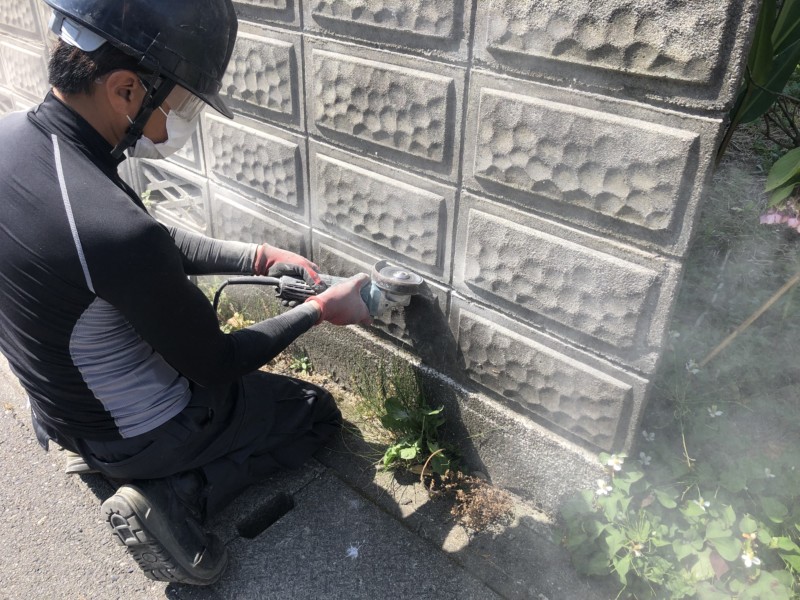 傾いたブロック塀を撤去する