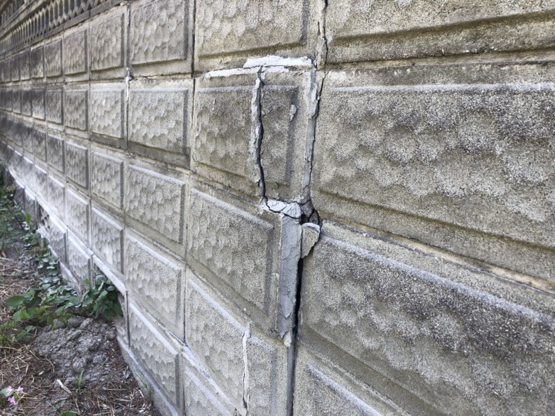 傾いたブロック塀を撤去する