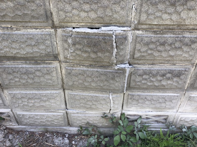 傾いたブロック塀を撤去する