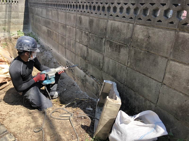 傾いたブロック塀を撤去する