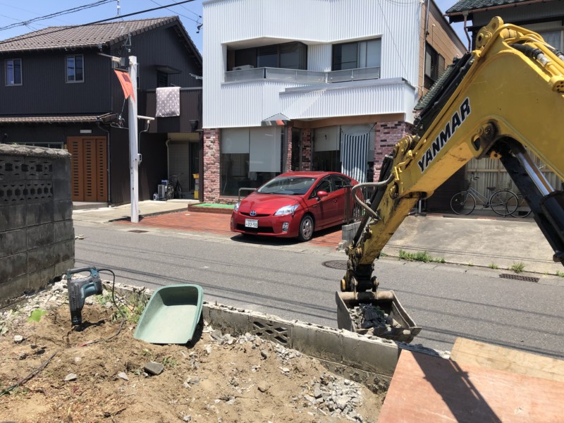 傾いたブロック塀を撤去する