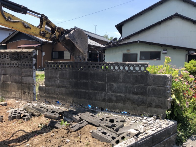 傾いたブロック塀を撤去する