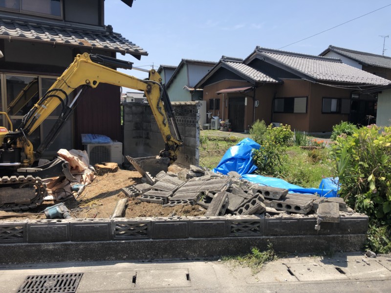 傾いたブロック塀を撤去する