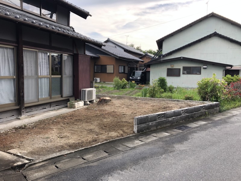 傾いたブロック塀を撤去する