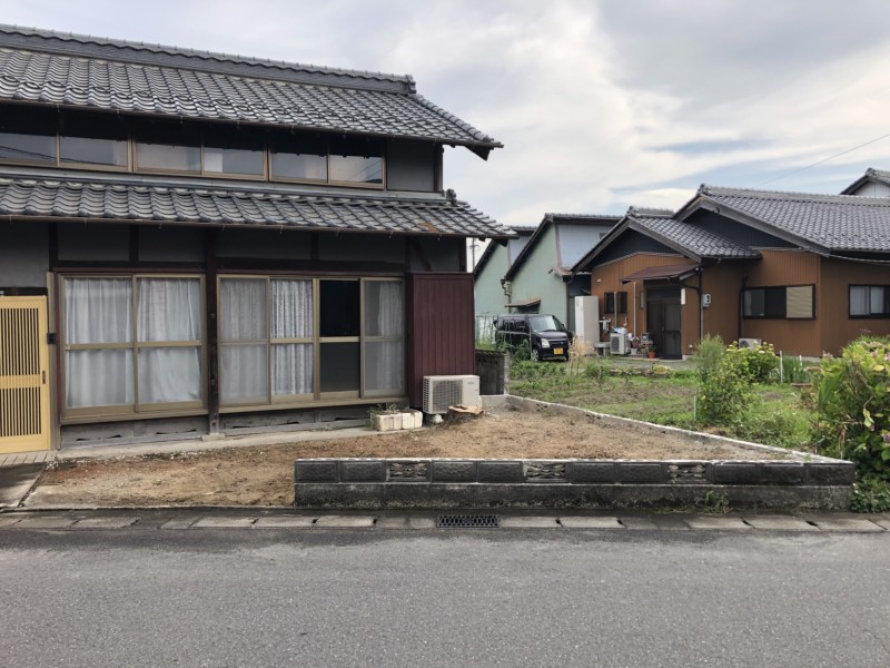 傾いたブロック塀を撤去する