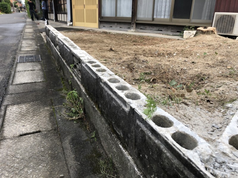 傾いたブロック塀を撤去する