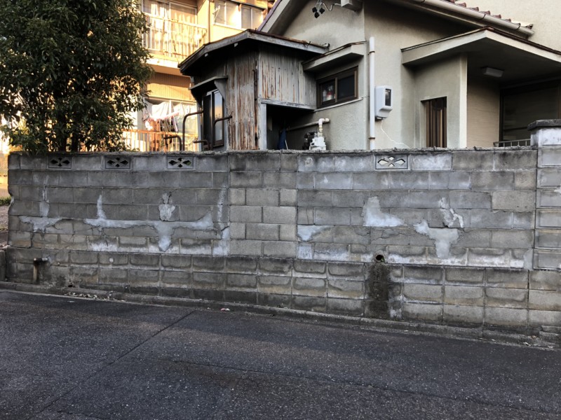 老朽化したブロック塀を撤去して目隠しフェンスを設置する